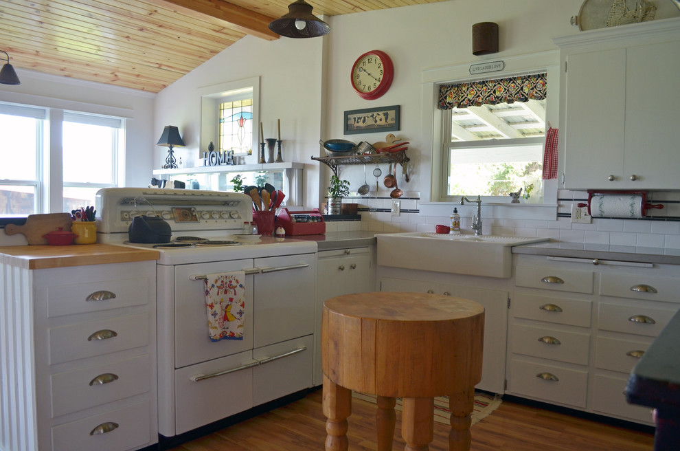 Photo of a rural kitchen in Portland.