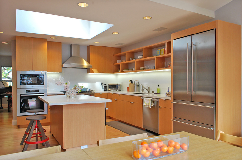 Foto di una cucina minimalista con elettrodomestici in acciaio inossidabile