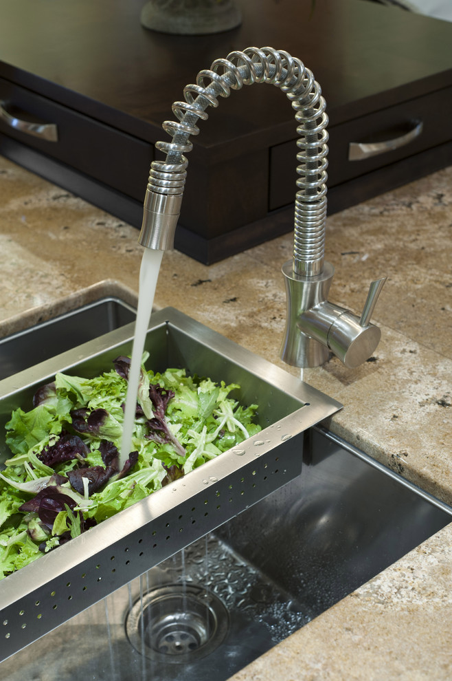 Ispirazione per una cucina moderna con lavello sottopiano, ante lisce, ante in legno bruno e top in granito