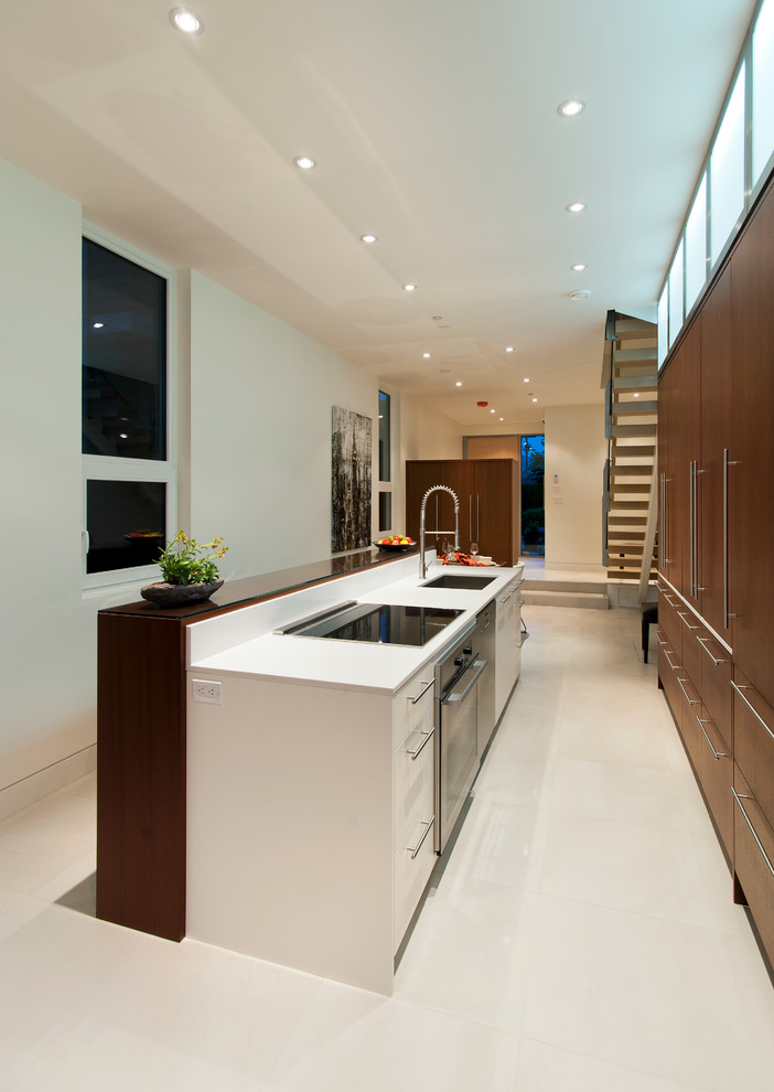 Modelo de cocina comedor actual con fregadero bajoencimera, armarios con paneles lisos y electrodomésticos con paneles