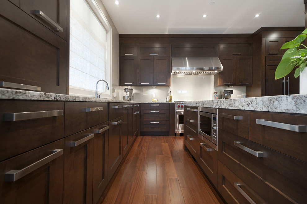 バンクーバーにあるトランジショナルスタイルのおしゃれなキッチン (シェーカースタイル扉のキャビネット、シルバーの調理設備) の写真