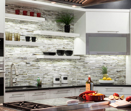 Esempio di una cucina design con lavello sottopiano, ante lisce, ante bianche, top in granito, paraspruzzi multicolore, paraspruzzi con piastrelle in pietra e elettrodomestici in acciaio inossidabile
