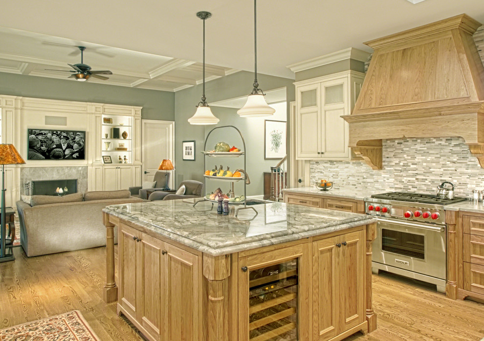 Idéer för ett stort klassiskt grå kök med öppen planlösning, med luckor med infälld panel, skåp i ljust trä, bänkskiva i kvartsit, flerfärgad stänkskydd, stänkskydd i mosaik, rostfria vitvaror, ljust trägolv, en köksö och beiget golv