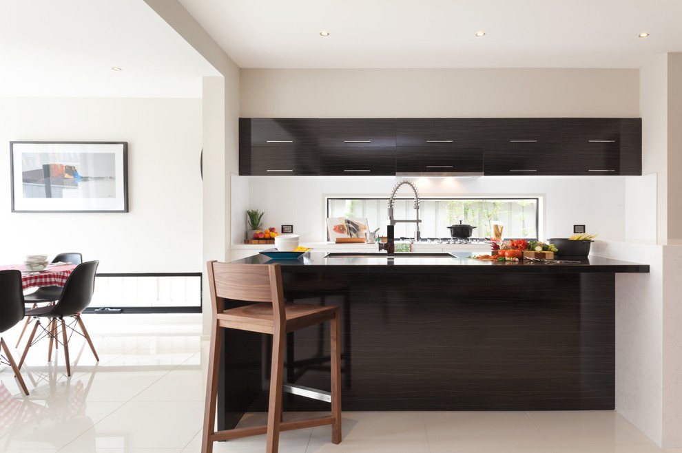 Foto de cocina comedor contemporánea con fregadero bajoencimera, armarios con paneles lisos, puertas de armario de madera en tonos medios y barras de cocina