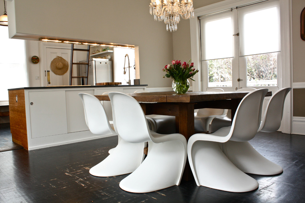 Идея дизайна: кухня в стиле фьюжн с обеденным столом, плоскими фасадами и белыми фасадами