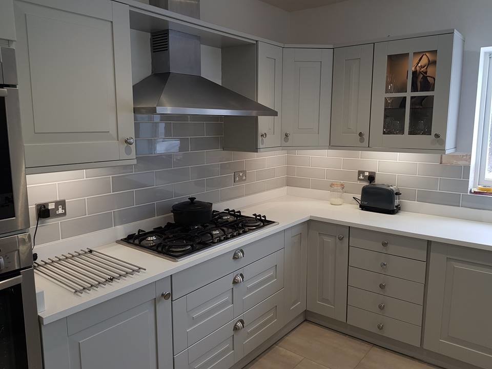 Esempio di una cucina minimal di medie dimensioni con ante grigie, pavimento con piastrelle in ceramica e pavimento grigio