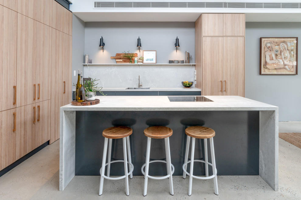 Idee per una cucina contemporanea con ante lisce, ante in legno chiaro, paraspruzzi bianco, elettrodomestici da incasso, pavimento bianco e top bianco