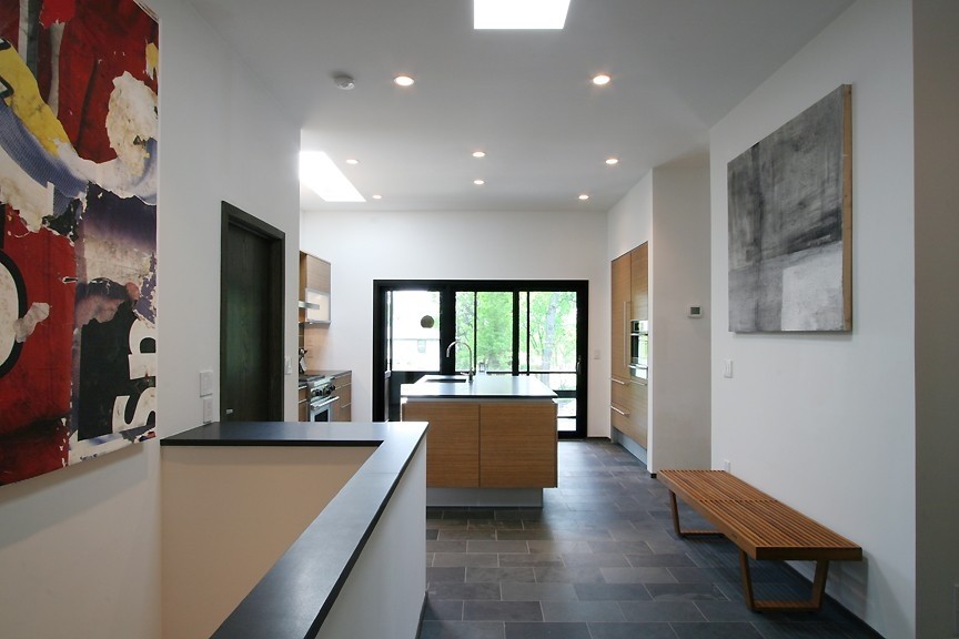 Exempel på ett mellanstort kök, med en undermonterad diskho, släta luckor, skåp i mellenmörkt trä, marmorbänkskiva, grått stänkskydd, stänkskydd i glaskakel, integrerade vitvaror, skiffergolv och en köksö