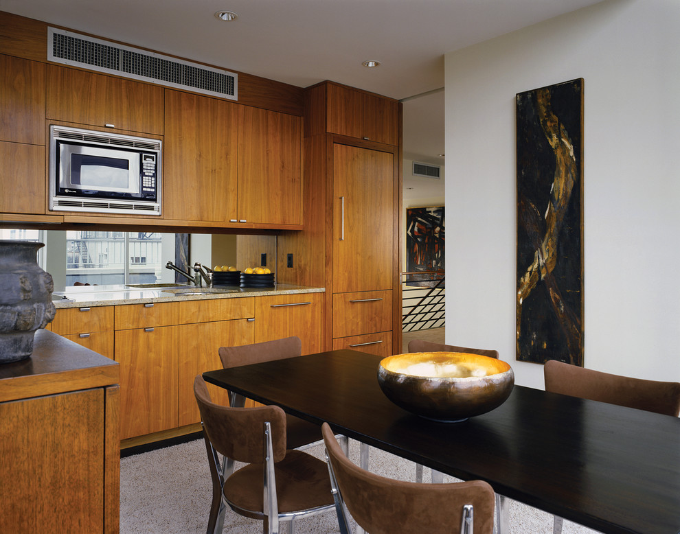 Moderne Wohnküche mit flächenbündigen Schrankfronten und hellbraunen Holzschränken in New York