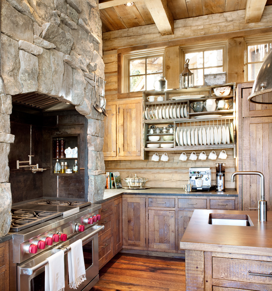 Bild på ett rustikt kök, med rostfria vitvaror