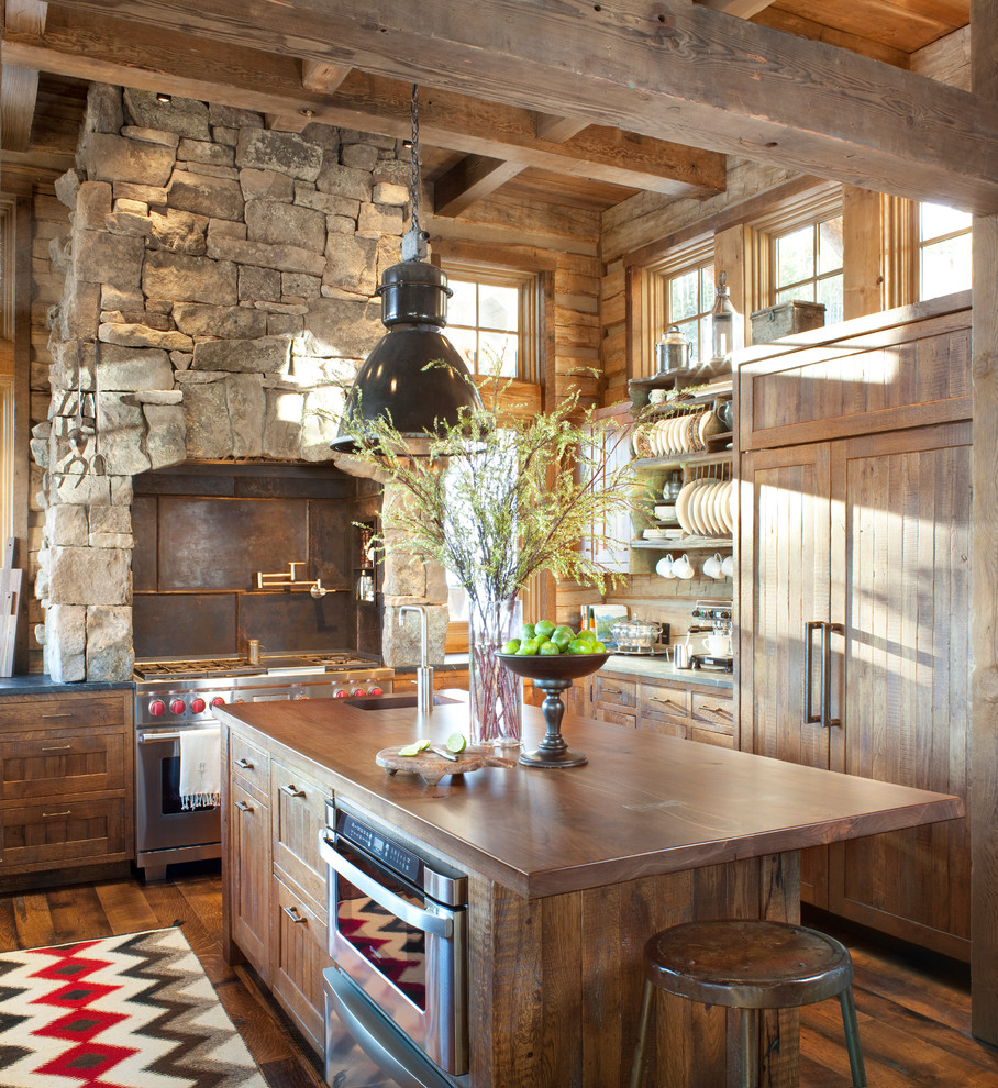 Idéer för ett rustikt kök, med integrerade vitvaror, träbänkskiva, luckor med infälld panel, skåp i mellenmörkt trä, brunt stänkskydd och stänkskydd i metallkakel
