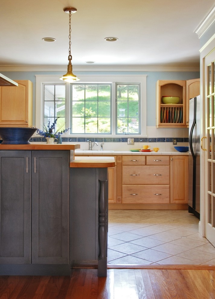 Photo of a contemporary kitchen in Burlington.