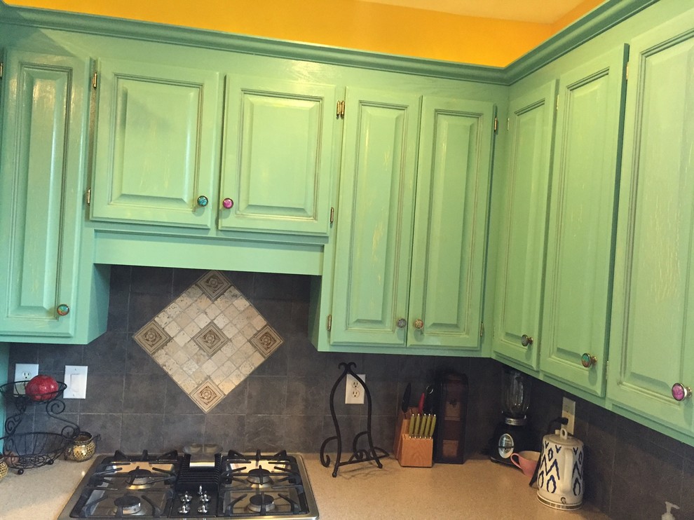 Exempel på ett mellanstort eklektiskt kök, med gröna skåp, träbänkskiva, grått stänkskydd, stänkskydd i mosaik, en köksö och luckor med upphöjd panel