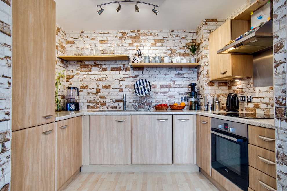 На фото: отдельная кухня в стиле шебби-шик с плоскими фасадами и столешницей из акрилового камня с