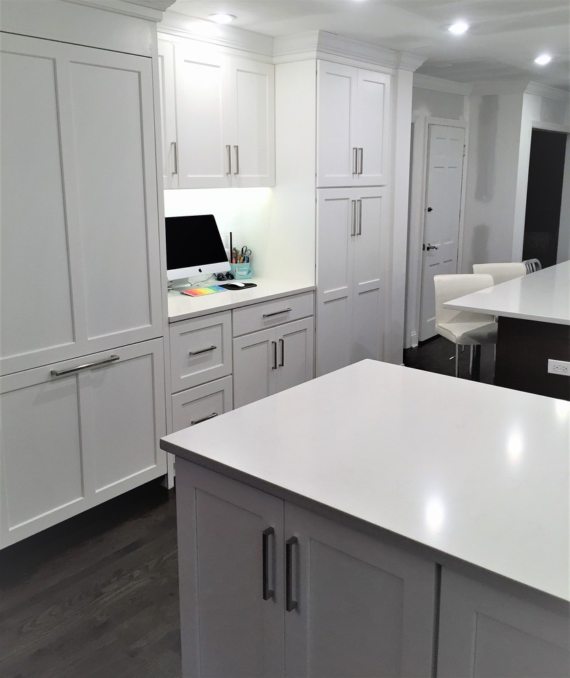 Bild på ett stort funkis kök, med en undermonterad diskho, luckor med infälld panel, vita skåp, bänkskiva i koppar, vitt stänkskydd, stänkskydd i porslinskakel, rostfria vitvaror, mörkt trägolv, en köksö och svart golv