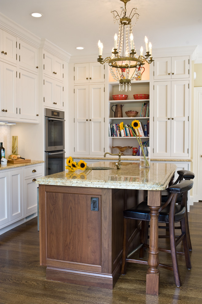 ボストンにあるヴィクトリアン調のおしゃれなキッチン (シングルシンク、シェーカースタイル扉のキャビネット、白いキャビネット、シルバーの調理設備) の写真