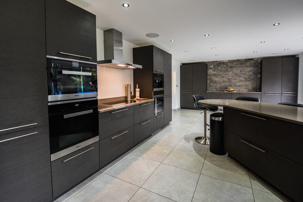 Inspiration for a large contemporary kitchen remodel in Cardiff