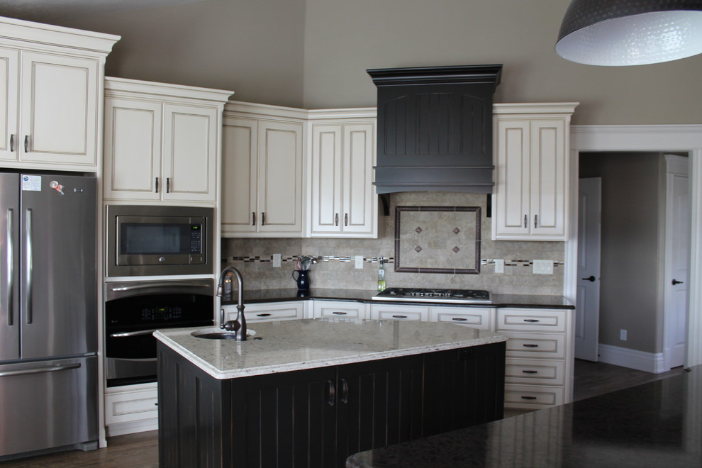 Bild på ett funkis kök, med en undermonterad diskho, släta luckor, vita skåp, granitbänkskiva, flerfärgad stänkskydd, stänkskydd i keramik, rostfria vitvaror och en köksö