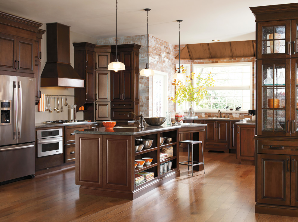Idéer för att renovera ett stort vintage flerfärgad flerfärgat kök, med en undermonterad diskho, luckor med upphöjd panel, skåp i mörkt trä, bänkskiva i kvarts, brunt stänkskydd, stänkskydd i tegel, rostfria vitvaror, mellanmörkt trägolv, en köksö och flerfärgat golv