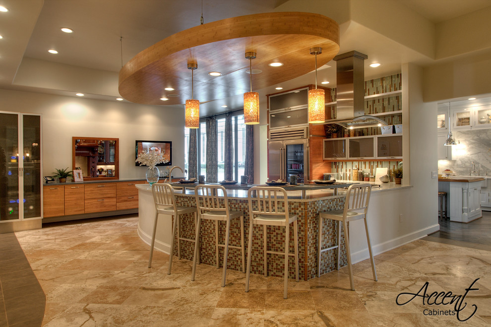 Bild på ett stort funkis kök, med släta luckor, skåp i mellenmörkt trä, granitbänkskiva, flerfärgad stänkskydd, stänkskydd i glaskakel, rostfria vitvaror och en halv köksö
