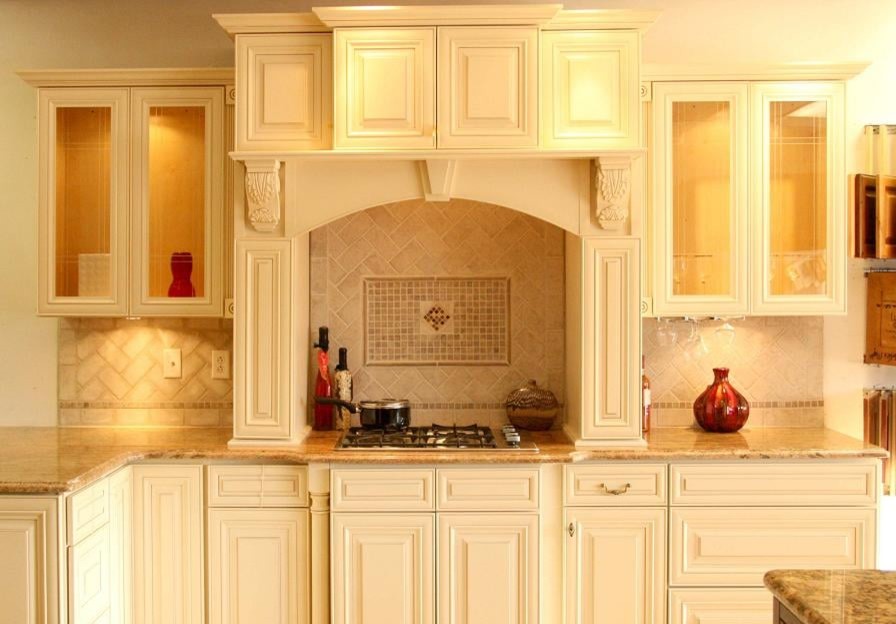 Foto di una cucina chic chiusa e di medie dimensioni con ante con bugna sagomata, ante beige, top in granito, paraspruzzi beige, paraspruzzi in travertino e top marrone