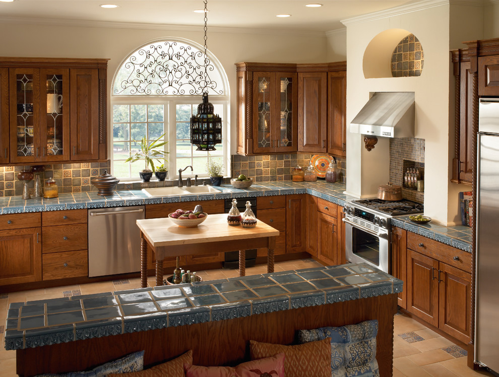 Foto på ett rustikt kök och matrum, med en nedsänkt diskho, luckor med upphöjd panel, skåp i mellenmörkt trä, kaklad bänkskiva, grått stänkskydd, stänkskydd i keramik, rostfria vitvaror och flera köksöar