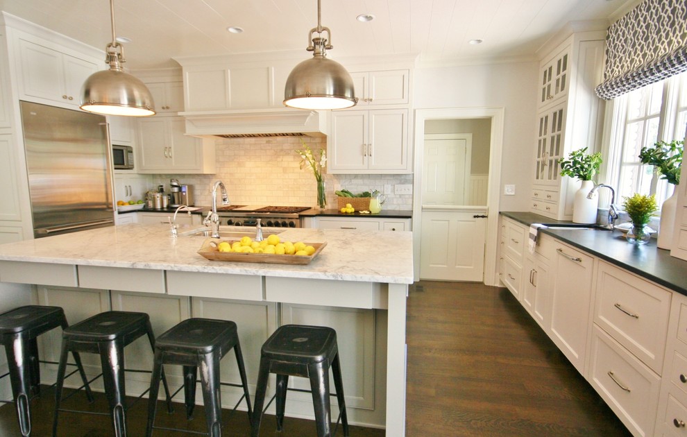 Klassische Küche mit Küchengeräten aus Edelstahl und Rückwand aus Marmor in Charlotte