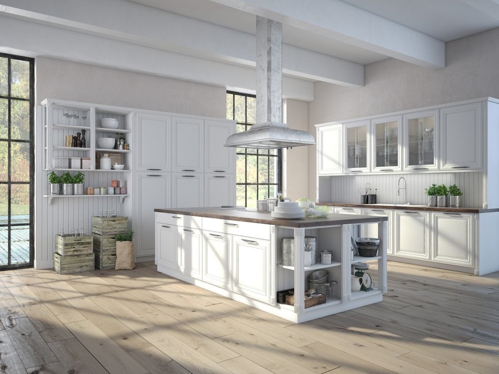 Exempel på ett stort lantligt linjärt kök och matrum, med luckor med upphöjd panel, vita skåp, träbänkskiva, vitt stänkskydd, stänkskydd i trä, ljust trägolv, en köksö och beiget golv