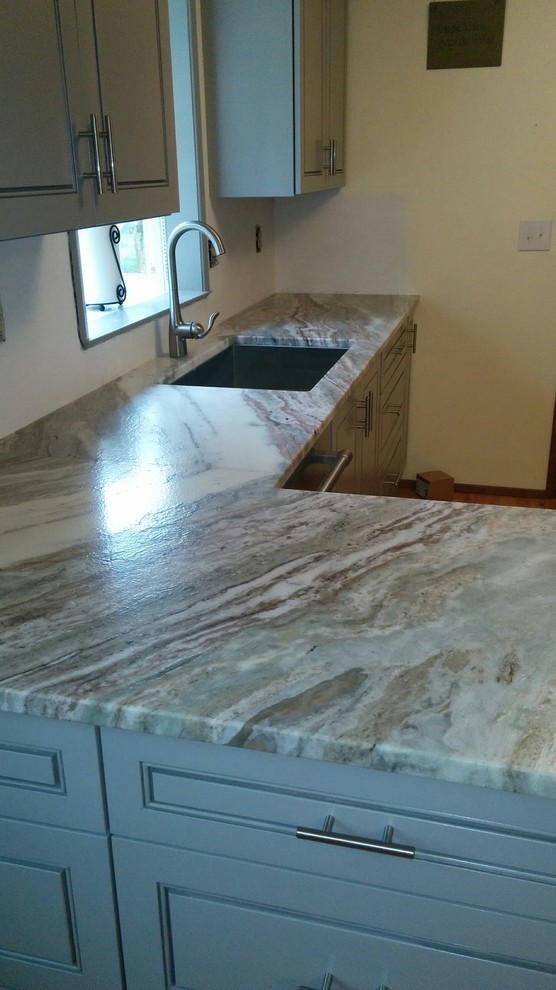 Exempel på ett kök, med en undermonterad diskho och granitbänkskiva