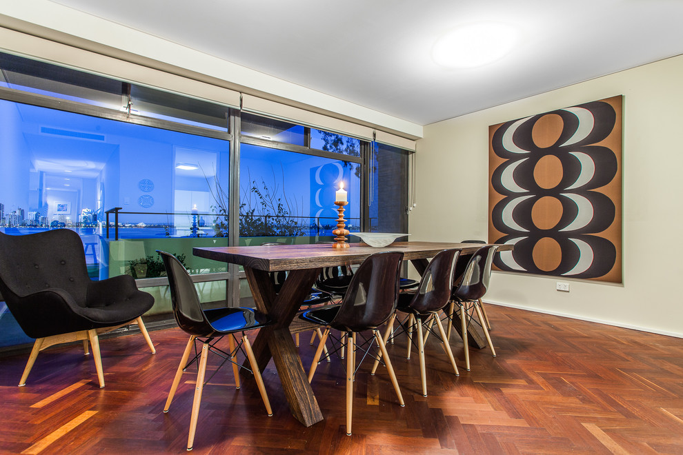 Modernes Esszimmer mit beiger Wandfarbe und braunem Holzboden in Perth