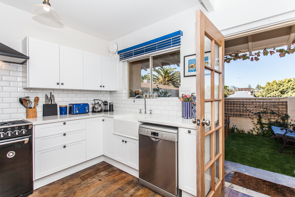 Moderne Küche mit Landhausspüle, Schrankfronten im Shaker-Stil, weißen Schränken, Küchenrückwand in Weiß und Rückwand aus Metrofliesen in Perth