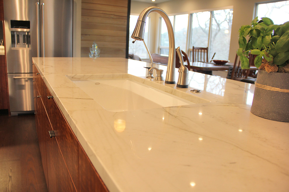 Esempio di una grande cucina design con lavello sottopiano, ante lisce, ante in legno bruno, top in quarzite, parquet scuro, pavimento marrone e top bianco