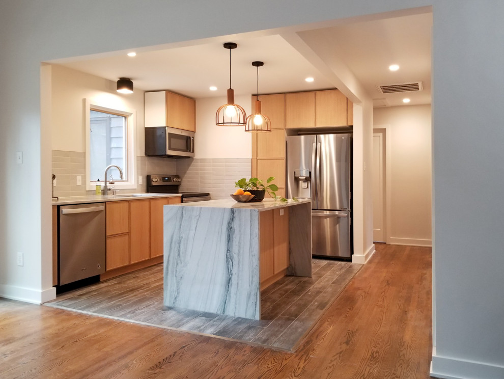 Kitchen quartzite waterfall island Modern Kitchen Other by