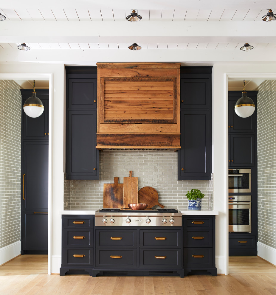 Exempel på ett stort lantligt linjärt kök, med en rustik diskho, marmorbänkskiva, grått stänkskydd, stänkskydd i tunnelbanekakel, ljust trägolv, blå skåp, rostfria vitvaror och skåp i shakerstil