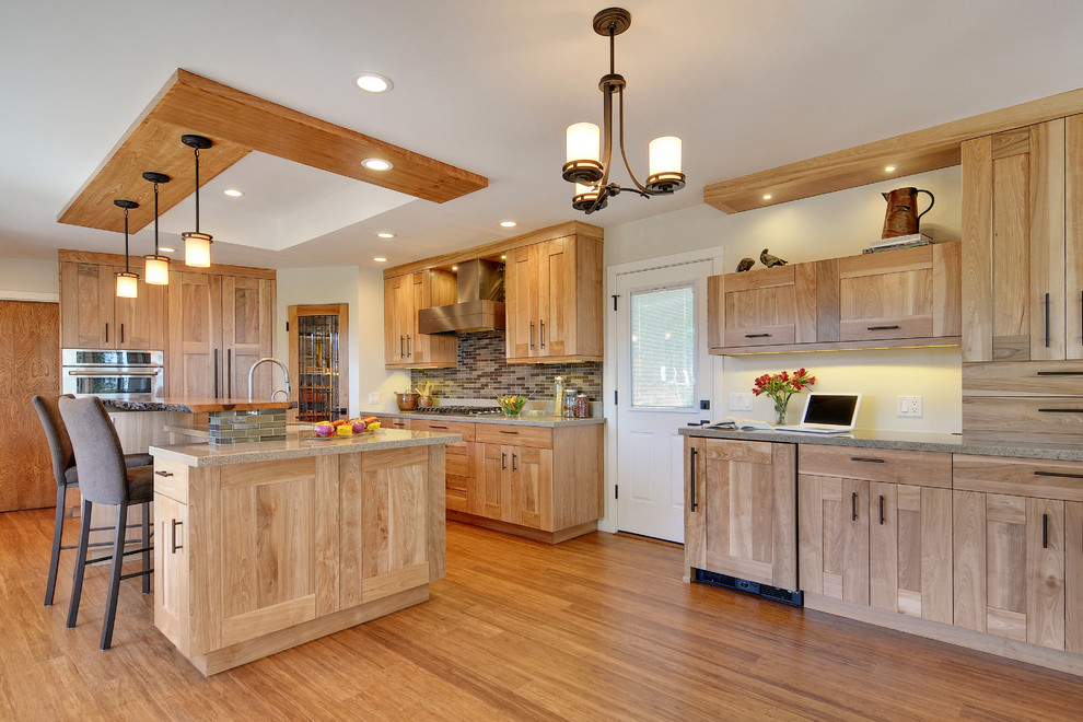 Cette photo montre une cuisine tendance en L et bois clair avec une crédence multicolore.