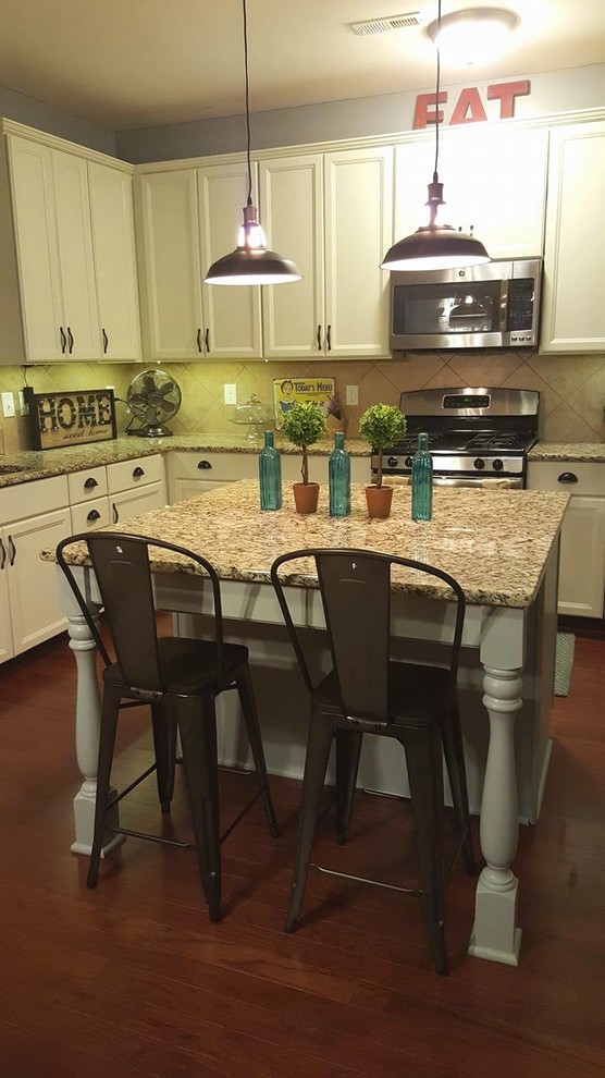Foto di una cucina country di medie dimensioni con ante con riquadro incassato, ante in legno bruno, top in granito e paraspruzzi beige