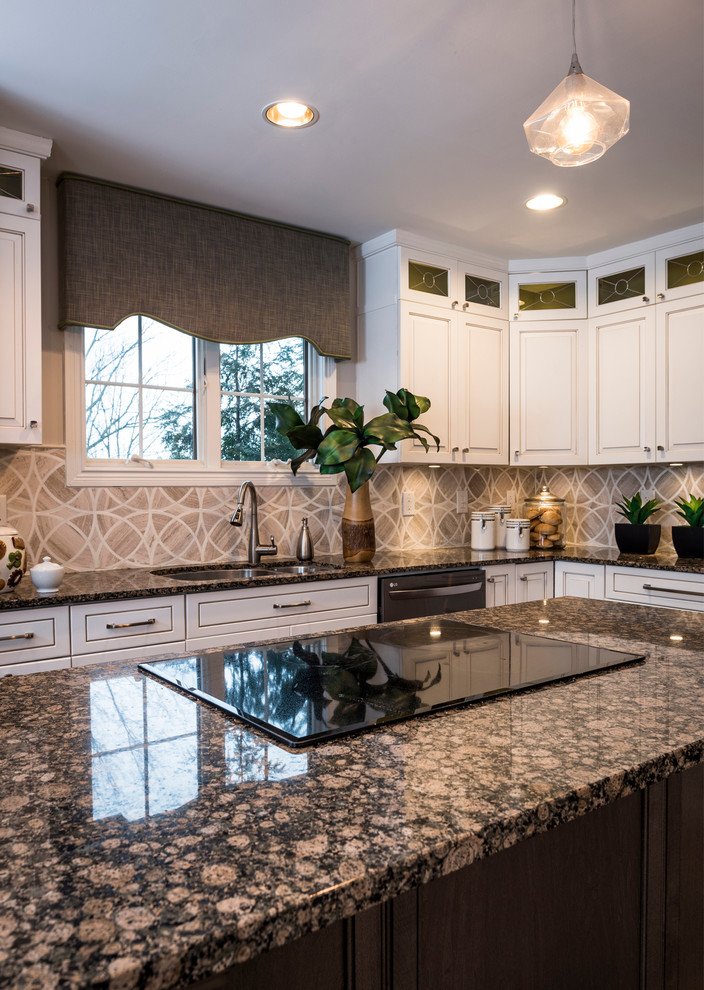 Exempel på ett mellanstort klassiskt kök och matrum, med en dubbel diskho, vita skåp, granitbänkskiva, beige stänkskydd, stänkskydd i mosaik, rostfria vitvaror, mörkt trägolv, en köksö, grått golv och luckor med upphöjd panel
