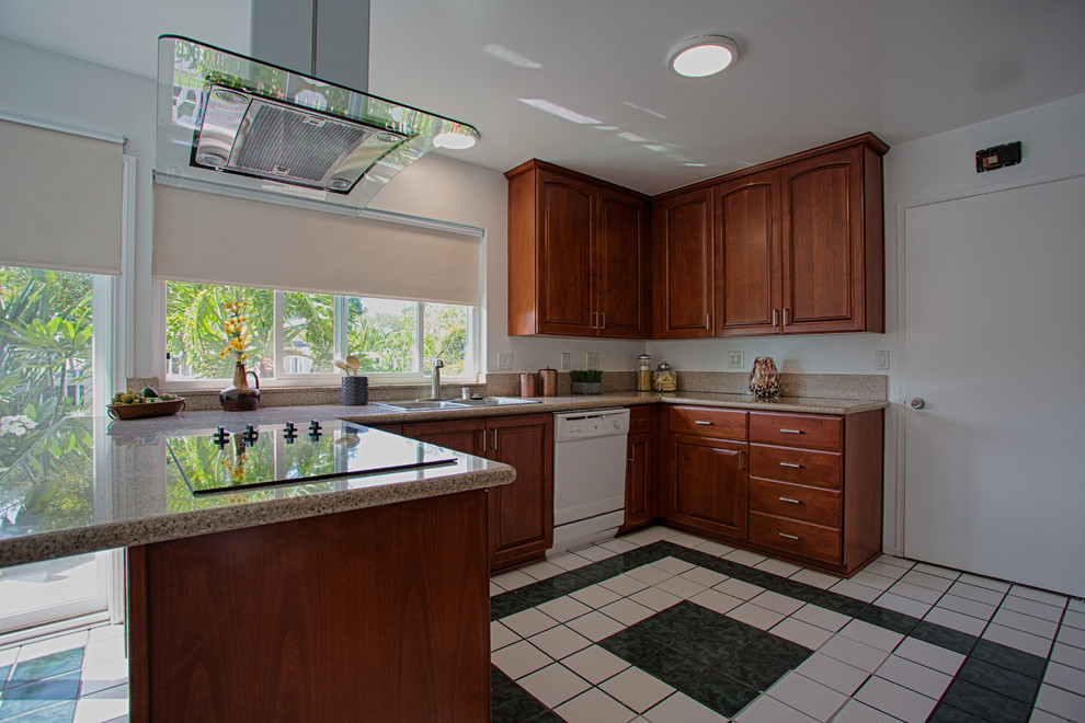 Mittelgroße Moderne Küche in U-Form mit profilierten Schrankfronten, hellbraunen Holzschränken, Granit-Arbeitsplatte und Küchengeräten aus Edelstahl in Orange County