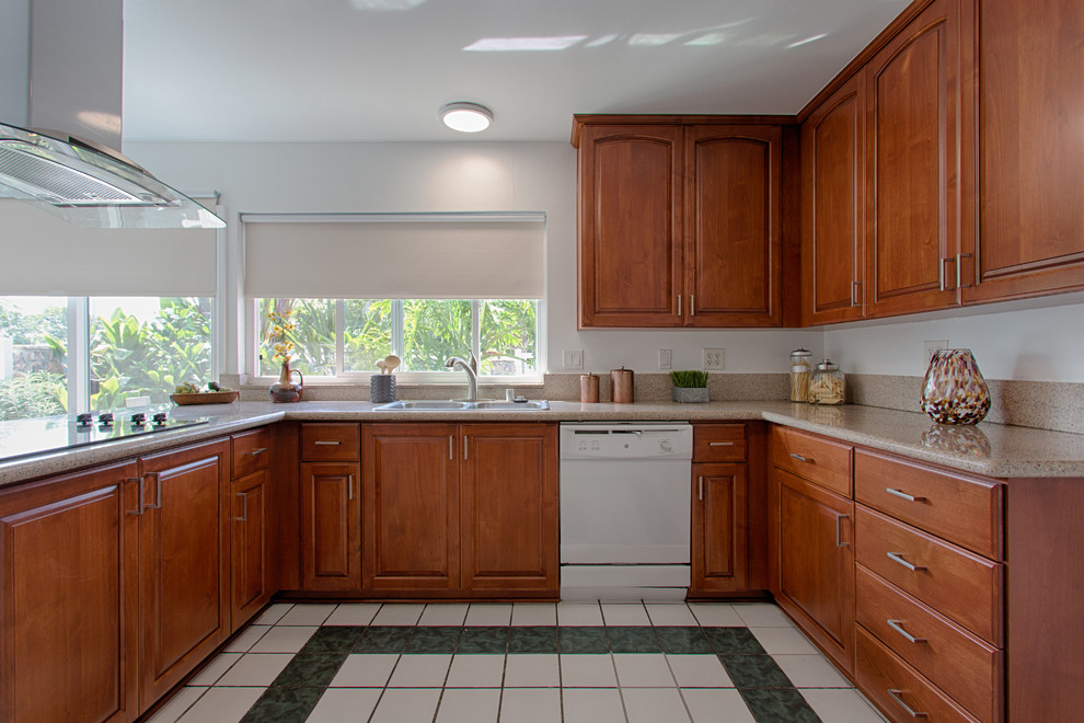 Mittelgroße Moderne Küche in U-Form mit Doppelwaschbecken, profilierten Schrankfronten, hellbraunen Holzschränken, Granit-Arbeitsplatte und Küchengeräten aus Edelstahl in Orange County