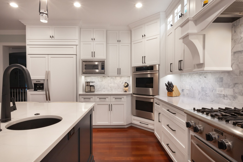 Idéer för att renovera ett stort vintage vit vitt kök, med en undermonterad diskho, skåp i shakerstil, vita skåp, bänkskiva i kvarts, grått stänkskydd, stänkskydd i marmor, rostfria vitvaror, mellanmörkt trägolv, en köksö och rött golv