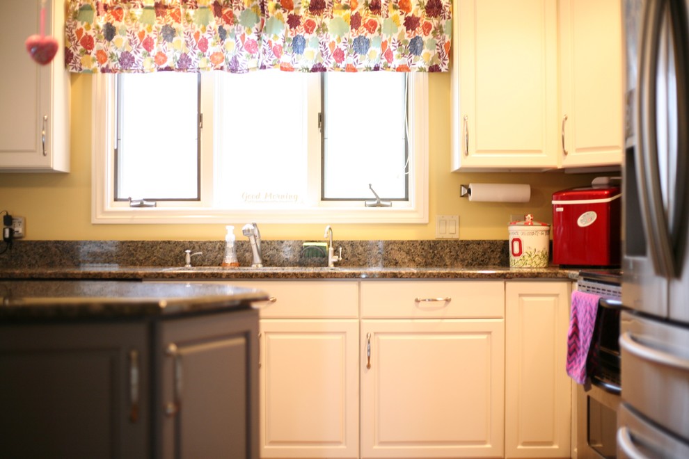 Foto di una cucina chic di medie dimensioni con ante con bugna sagomata