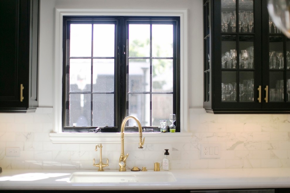 Immagine di una cucina abitabile classica con ante nere, top in marmo, paraspruzzi bianco e elettrodomestici colorati