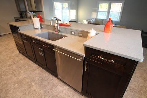 Immagine di una cucina contemporanea di medie dimensioni con lavello sottopiano, ante in stile shaker, ante in legno bruno, elettrodomestici in acciaio inossidabile, pavimento con piastrelle in ceramica e pavimento marrone