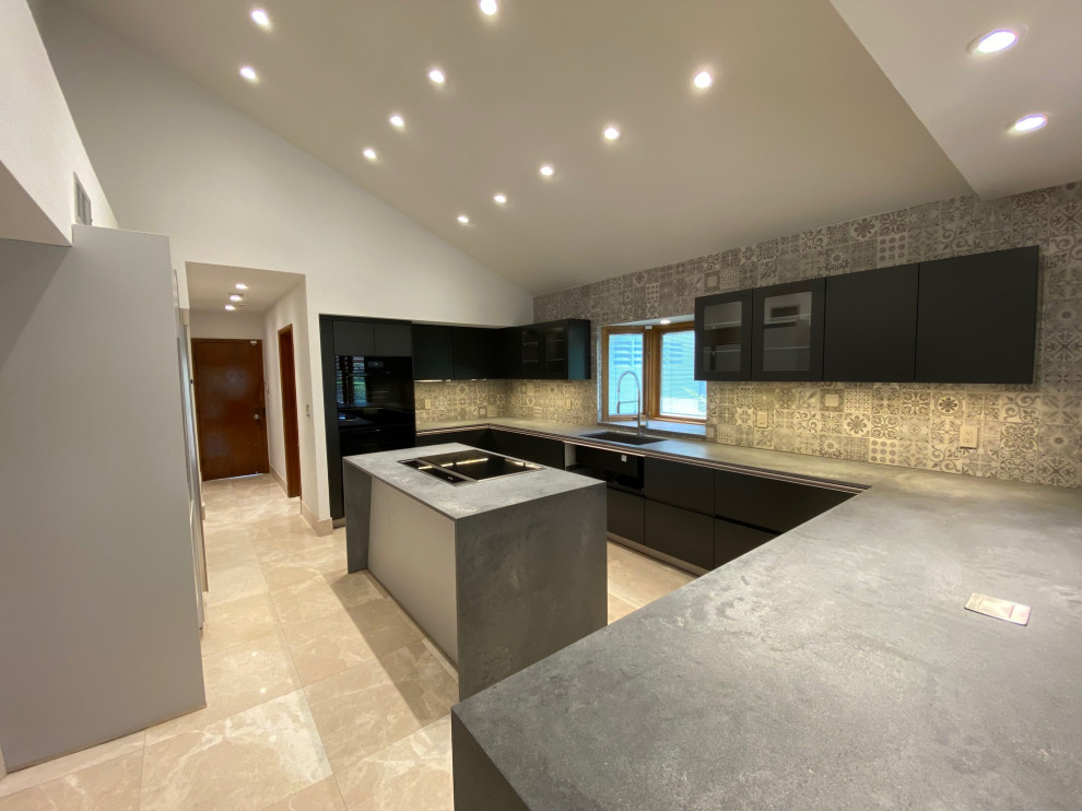 Exempel på ett stort modernt grå grått kök, med en undermonterad diskho, släta luckor, svarta skåp, bänkskiva i betong, grått stänkskydd, stänkskydd i cementkakel, svarta vitvaror, kalkstensgolv, en köksö och beiget golv