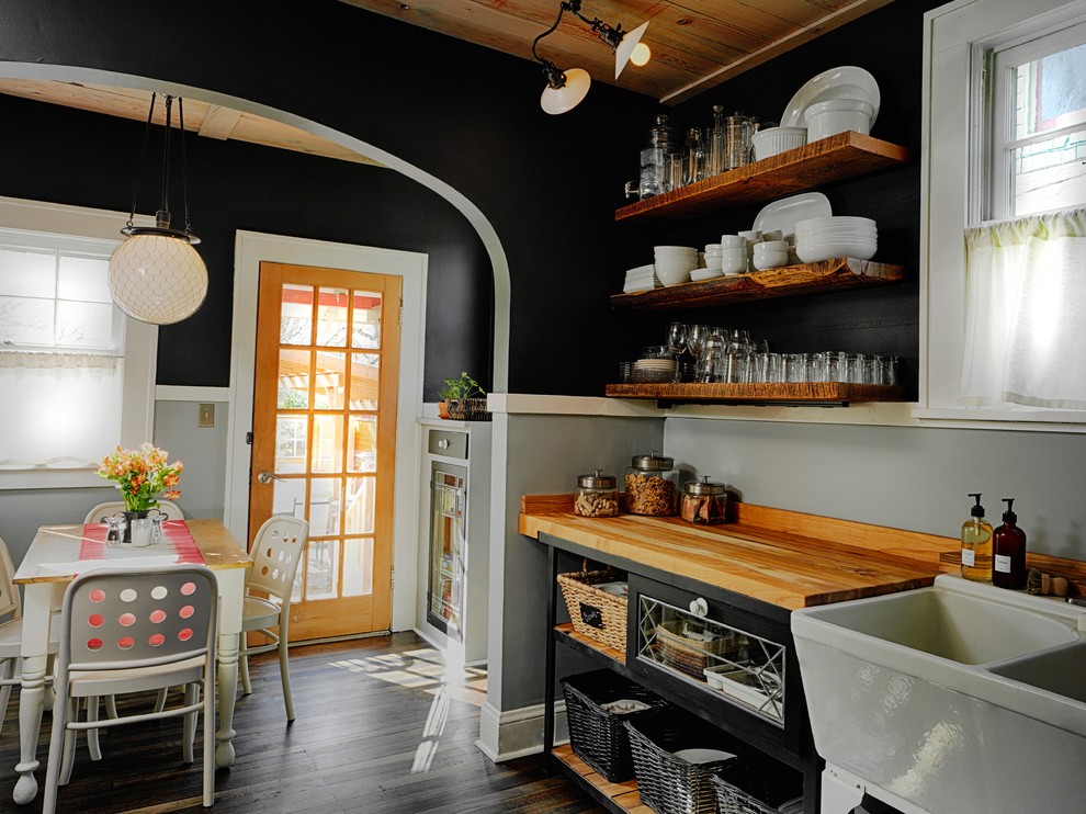 Exempel på ett rustikt kök, med en rustik diskho och öppna hyllor