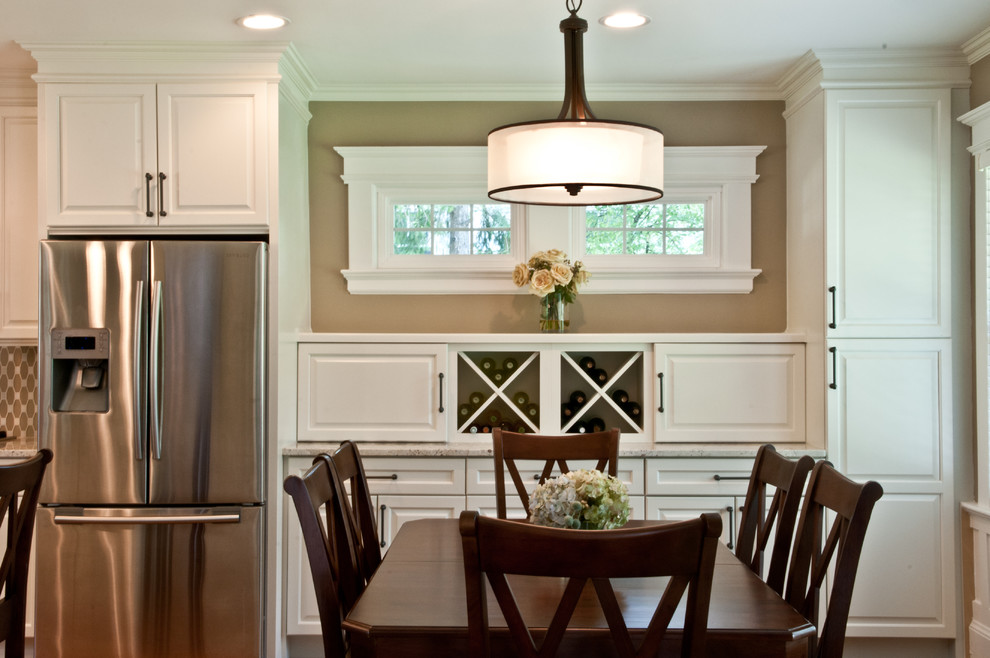 Foto på ett mellanstort funkis kök, med luckor med profilerade fronter, vita skåp, granitbänkskiva, grönt stänkskydd, rostfria vitvaror, mörkt trägolv och en köksö