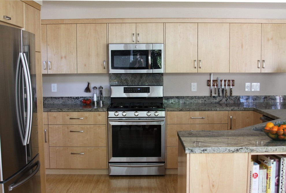 Modern inredning av ett mellanstort grå grått kök, med en dubbel diskho, släta luckor, skåp i ljust trä, granitbänkskiva, rostfria vitvaror, bambugolv och beiget golv