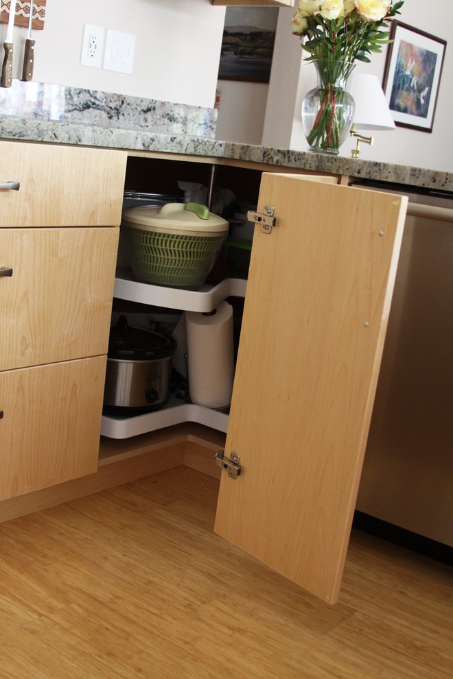 Exempel på ett mellanstort modernt grå grått kök, med en dubbel diskho, släta luckor, skåp i ljust trä, granitbänkskiva, rostfria vitvaror, bambugolv och beiget golv