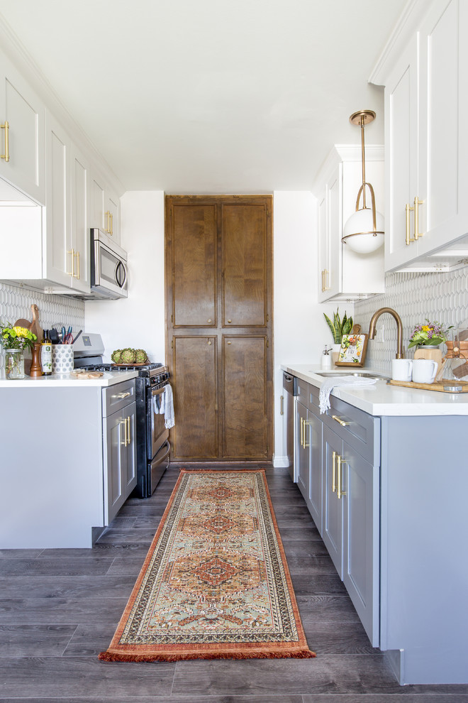 Cette photo montre une cuisine chic avec un placard à porte shaker, un plan de travail en quartz et une crédence en mosaïque.