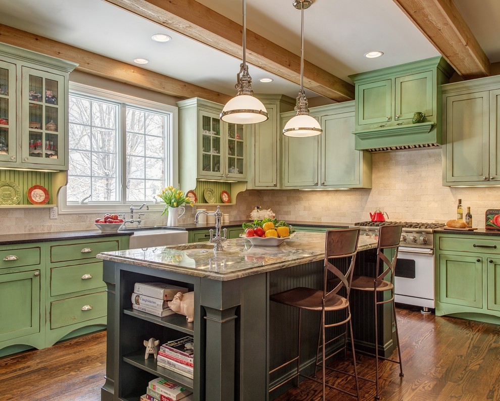 Klassische Küche mit Granit-Arbeitsplatte, Glasfronten, grünen Schränken und weißen Elektrogeräten in St. Louis
